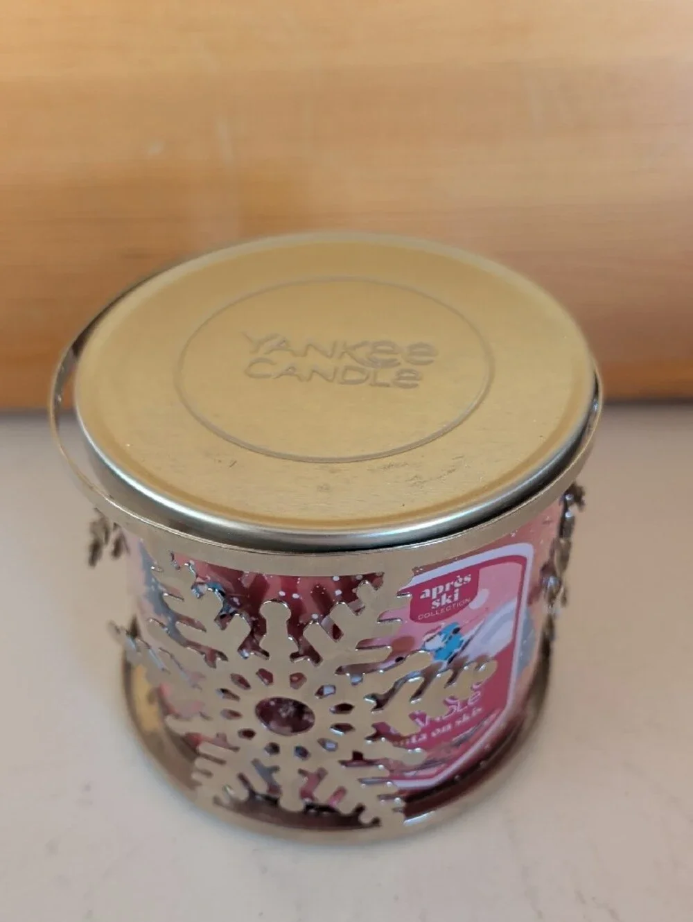 New, Yankee Candle Red 3-Wick Jar with Silver Snowflake Holder.🌟